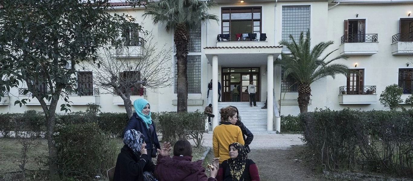 Χάος στο hotspot στις Θερμοπύλες - Ιρακινός επιτέθηκε με τσεκούρι σε εργαζόμενους και αλλοδαπούς!